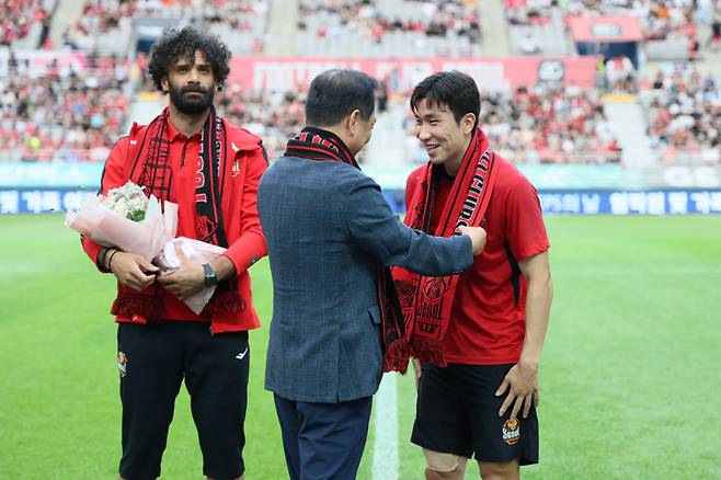 윤종규(가장 오른쪽)가 지난 21일 서울월드컵경기장에서 열린 FC서울 대 김천 상무의 '하나은행 K리그1 2024' 24라운드 경기 전 열린 환영식에서 환하게 웃고 있다. /사진=FC서울 제공