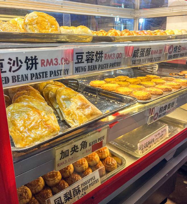 잘란 알로에서는 과일뿐만 아니라 빵이나 과자 같은 간식류도 값이 싸다.