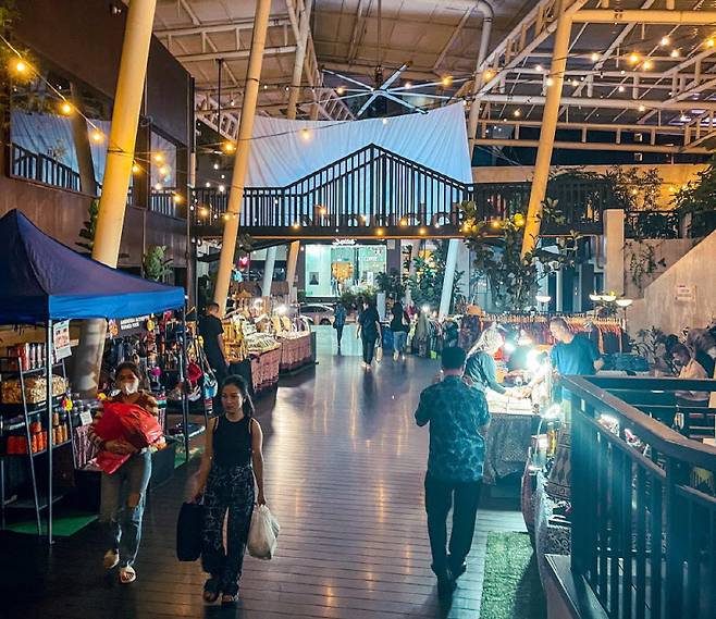 시내에는 소형마켓부터 대형마켓까지 각종 쇼핑몰들이 모여 있어 도시 느낌이 강하게 든다.