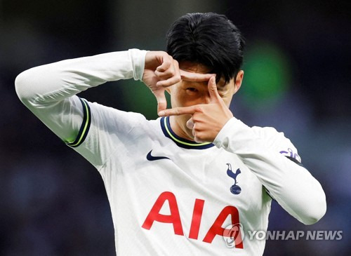 유럽축구 이적시장 전문가 파브리치오 로마노 기자는 24일(한국시간) 자신의 사회관계망서비스(SNS) 계정을 통해 토트넘 홋스퍼가 강원FC의 2006년생 윙어 양민혁과 계약을 체결한다고 보도했다. K리그 최고의 유망주 양민혁은 18세에 불과하지만 국내 최고 선수들이 경쟁하는 K리그1 무대에서 올시즌 24경기 출전해 7골 3도움을 기록하면서 재능을 인정 받았다. 뛰어난 잠재력을 보인 앙민혁은 대한민국 축구대표팀 주장 손흥민이 뛰고 있는 토트넘 입단을 목전에 두면서 프리미어리그 진출을 앞뒀다. 연합뉴스