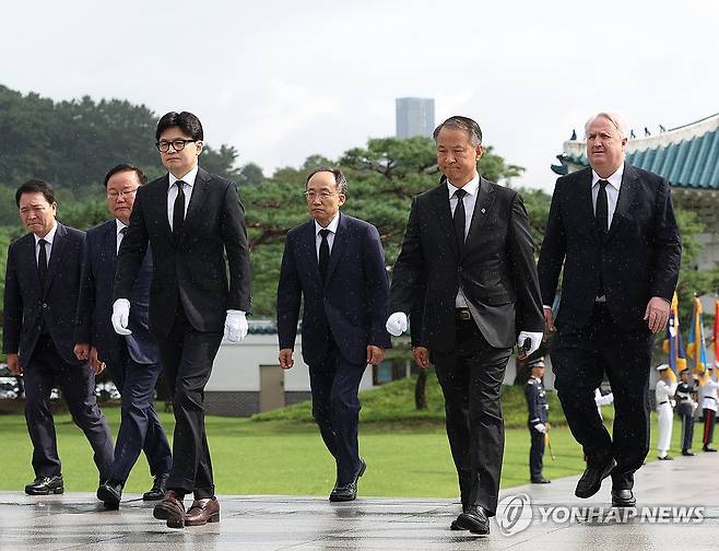 현충원 찾은 與 신임지도부 (서울=연합뉴스) 이지은 기자 = 국민의힘 한동훈 대표와 추경호 원내대표 등 신임 지도부가 24일 오전 서울 동작구 국립현충원을 참배하고 있다. 2024.7.24 jieunlee@yna.co.kr