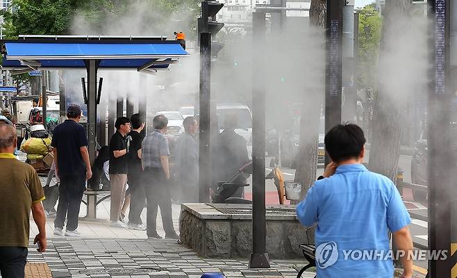 폭염주의보 속 쿨링포그 (부산=연합뉴스) 강선배 기자 = 폭염주의보가 닷새째 이어지고 있는 부산지방은 22일 낮 최고기온이 31도를 기록 무더위가 맹위를 떨치고 있다. 동구 부산진역 앞 횡단보도 인근에 시민들이 쿨링포그(인공안개 분사시설) 아래를 지나며 더위를 식히고 있다. 2024.7.22 sbkang@yna.co.kr