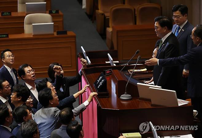 엉망이 된 협치 (서울=연합뉴스) 신준희 기자 = 4일 국회 본회의에서 채상병특검법 처리 문제를 둘러싼 필리버스터 종료에 대한 표결이 시작되자 국민의힘 의원들이 우원식 국회의장을 향해 항의하고 있다. 2024.7.4 hama@yna.co.kr