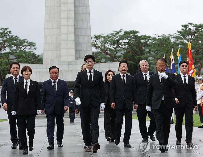 현충원 참배 마친 與 신임지도부 (서울=연합뉴스) 이지은 기자 = 국민의힘 한동훈 대표와 추경호 원내대표 등 신임 지도부가 24일 오전 서울 동작구 국립현충원을 참배를 마친 뒤 이동하고 있다.  2024.7.24 jieunlee@yna.co.kr