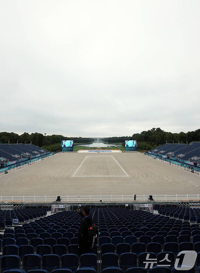 24일 오후(한국시간) 프랑스 베르사유 샤토 드 베르샤유 승마 경기장 스탠드에서 궁전이 보이고 있다. 유네스코 세계 문화유산으로 등재된 베르사유 궁전에서는 승마와 근대 5종 경기가 펼쳐진다. 2024.7.24/뉴스1 ⓒ News1 박정호 기자