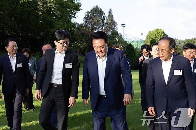 윤석열 대통령이 24일 오후 서울 용산구 대통령실 청사에서 신임 지도부와 만찬에 앞서 한동훈 국민의힘 신임 대표와 대화를 나누고 있다. (대통령실 제공) 2024.7.24/뉴스1 ⓒ News1 박지혜 기자