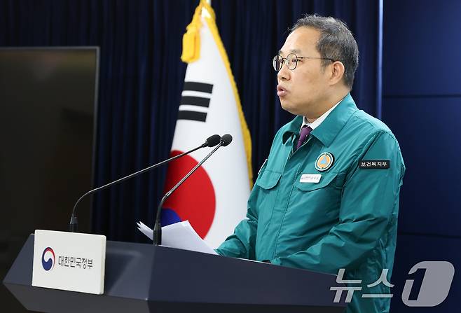 김국일 중앙사고수습본부 총괄반장(보건복지부 보건의료정책관)이 25일 서울 종로구 정부서울청사에서 의사 집단행동 중앙재난안전대책본부 브리핑을 하고 있다. 2024.7.25/뉴스1 ⓒ News1 허경 기자