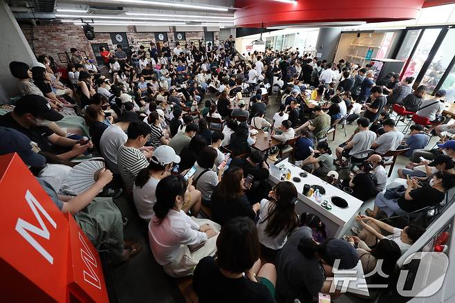 25일 오후 서울 강남구 위메프 본사가 '정산 지연 사태'로 환불을 요구하는 고객들로 붐비고 있다.  2024.7.25/뉴스1 ⓒ News1 신웅수 기자