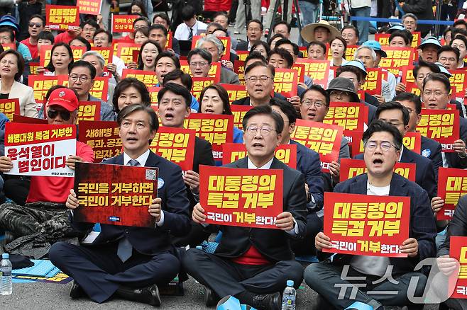 조국 조국혁신당 대표, 이재명 더불어민주당 대표, 박찬대 더불어민주당 원내대표(왼쪽부터)가 25일 오후 서울 중구 숭례문 인근에서 열린 범야당 및 시민사회 '채상병 특검법 거부 규탄 및 통과 촉구 범국민대회'에 참석해 구호를 외치고 있다. 2024.5.25/뉴스1 ⓒ News1 이승배 기자