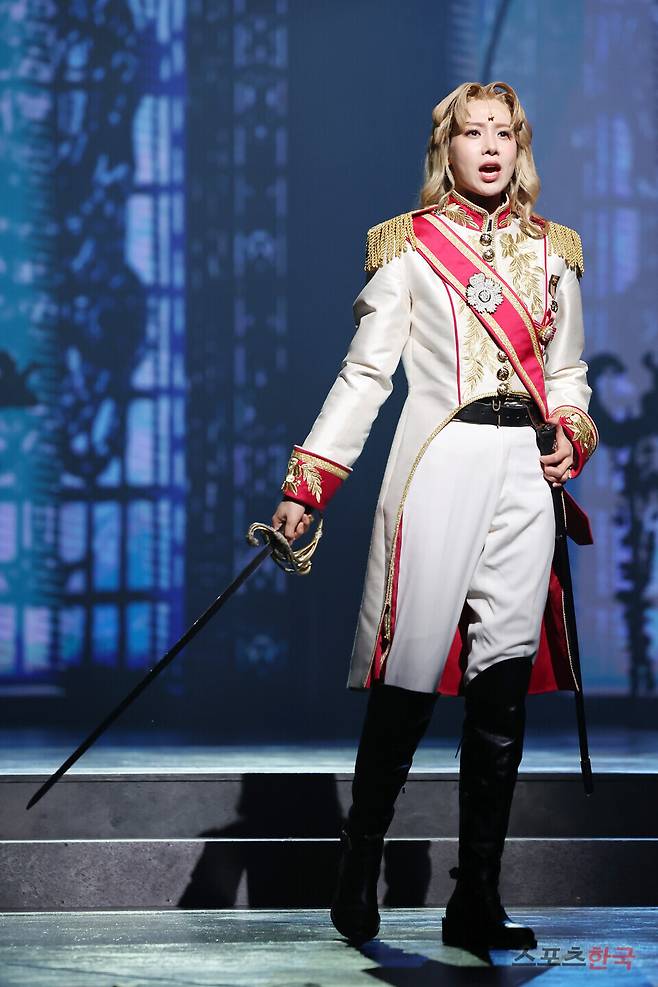 뮤지컬 '베르사유의 장미' 프레스콜에서 열연하는 정유지. ⓒ이혜영 기자 lhy@hankooki.com