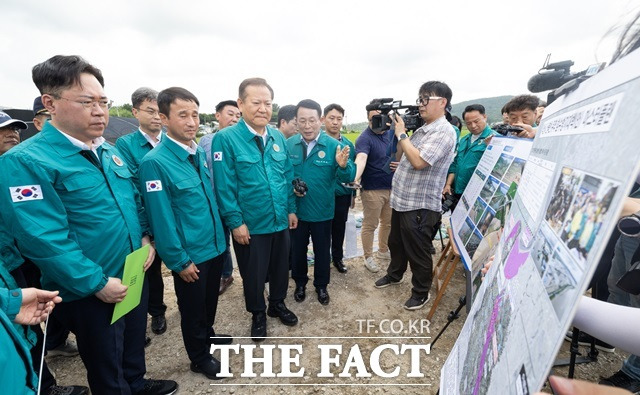 이상민 행안부장관이 정헌율 익산시장을 비롯한 관계자들과 집중폭우로 인한 피해지역을 찾아 현황 보고를 받고 있다.사진/익산시