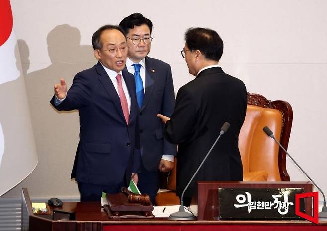 추경호 국민의힘 원내대표가 4일 국회에서 열린 본회의에서 무제한토론(필리버스터) 중단을 요구한 우원식 국회의장에게 항의하고 있다. 사진=김현민 기자 kimhyun81@