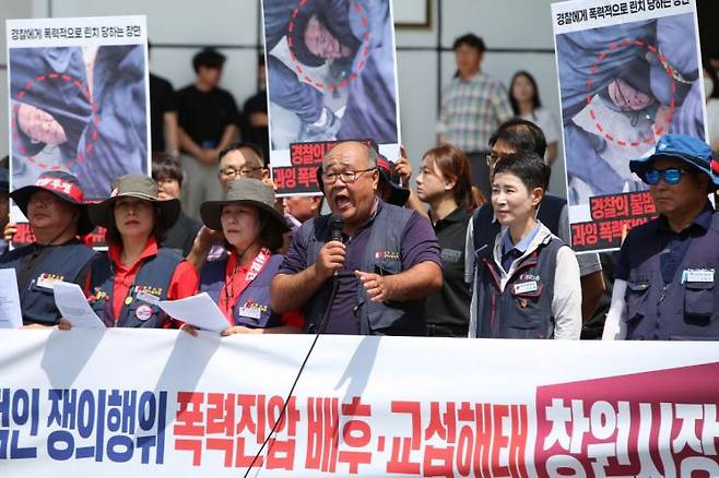 민주노총 경남지역본부 일반노조 강동화 위원장이 전날 집회 중 벌어진 경찰과의 충돌 사태를 규탄하고 있다. [사진=이세령 기자]