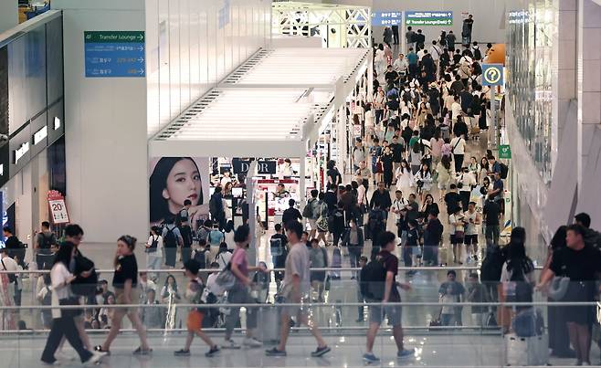 여름휴가철인 지난 21일 오전 인천국제공항 제2여객터미널 면세구역이 이용객들로 북적이고 있다. /뉴스1