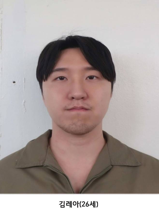 이별을 통보한 여자친구를 흉기로 찔러 살해하고 그의 어머니도 숨지게 하려 한 혐의로 재판에 넘겨진 26세 김레아의 머그샷. /수원지검