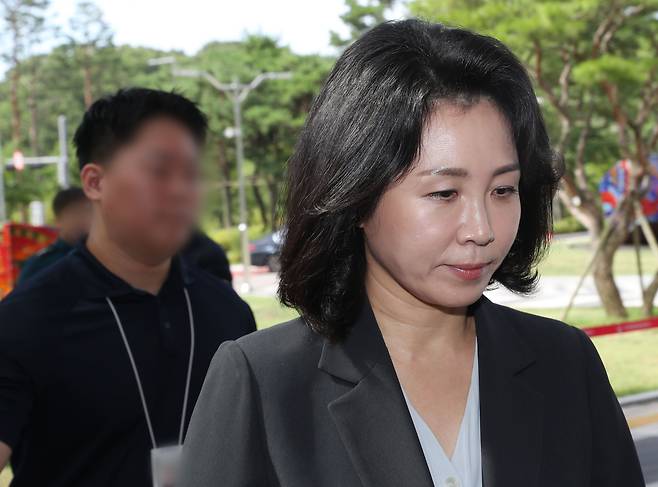 공직선거법 위반 혐의로 불구속 기소된 더불어민주당 이재명 전 대표의 배우자 김혜경 씨가 25일 오전 경기 수원시 영통구 수원지방법원에서 열린 공판에 출석하고 있다./뉴스1