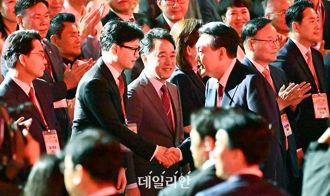 윤석열 대통령이 지난 23일 오후 경기도 고양시 킨텍스에서 열린 국민의힘 7·23 전당대회에서 한동훈 당대표 와 악수를 하고 있다. ⓒ데일리안 홍금표 기자