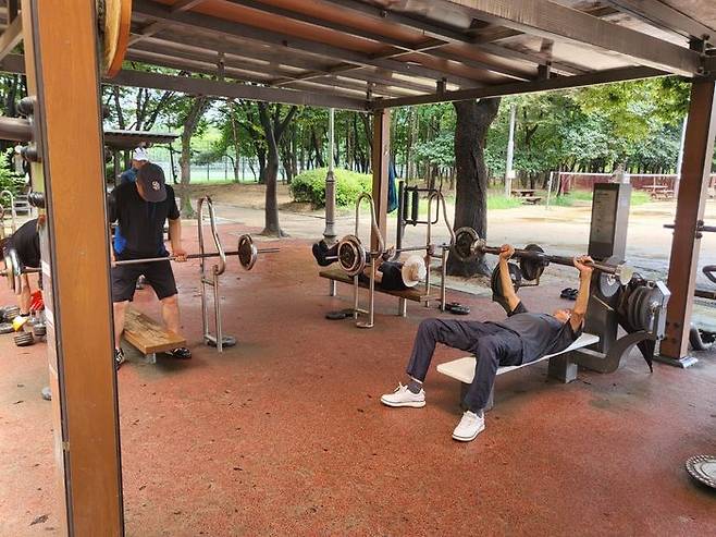 서울 동작구의 한 시민 공원 내 운동시설에서 시민들이 운동하고 있다.ⓒ데일리안 허찬영 기자