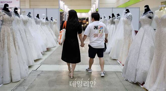 예비 부부들이 드레스를 살펴보며 이동하고 있다. ⓒ뉴시스