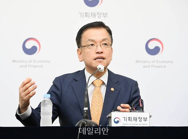 최상목 경제부총리 겸 기획재정부 장관이 지난 22일 정부세종청사 중앙동 브리핑룸에서 2024년 세법개정안 사전브리핑에서 발표문을 낭독하고 있다. ⓒ기획재정부