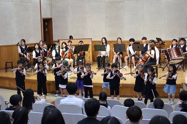 수원 매화초 '별이 오케스트라' 공연. ⓒ