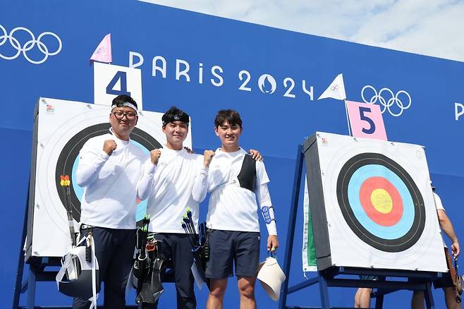 2024 파리올림픽 대한민국 양궁대표팀 김우진(왼쪽부터), 이우석, 김제덕이 25일(한국시간) 프랑스 파리 레쟁발리드에서 열린 남자 개인 랭킹 라운드를 마친 후 기념촬영을 하고 있다. 2024.7.25/뉴스1