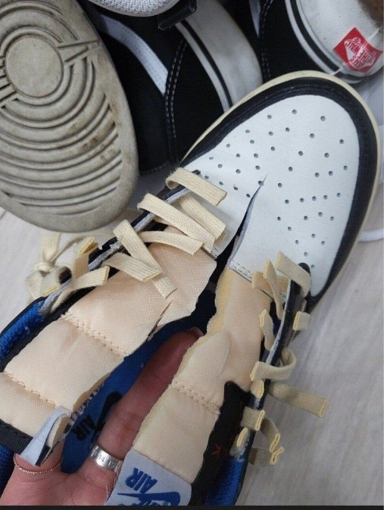 image.png 여친이 화나서 반으로 자른 신발 가격