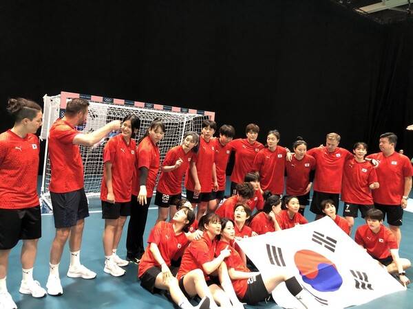 한국 여자핸드볼대표팀이 24일(현지시각) 파리 시내의 훈련장에서 기념사진을 찍고 있다. 김창금 선임기자 kimck@hani.co.kr