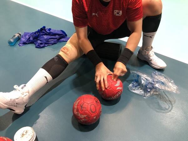 한국 여자핸드볼 대표팀의 간판 류은희가 공에 묻은 먼지를 제거하고 있다. 김창금 선임기자 kimck@hani.co.kr