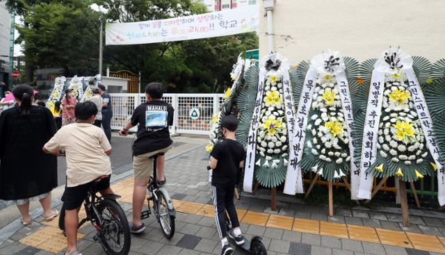 2021년 8월 서울 양천구 목동초 교문 앞에 그린스마트미래학교 선정을 반대하는 학부모들이 보낸 근조 화환이 전시돼 있다. 뉴스1