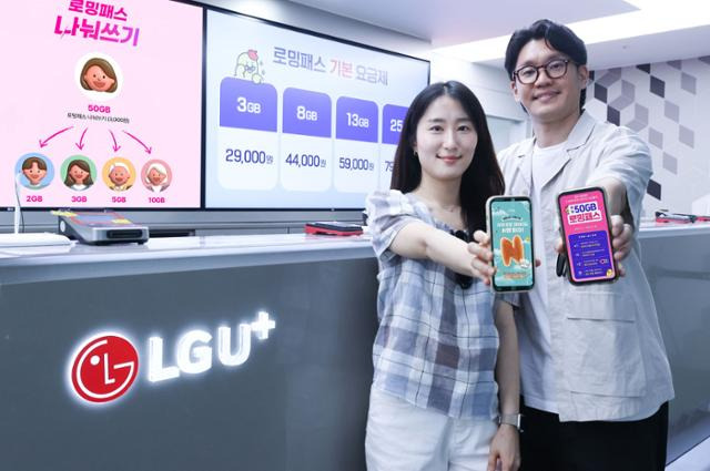 LG유플러스 임직원이 인천공항 내 로밍센터에서 '로밍패스 나눠 쓰기' 상품을 소개하고 있다. LG유플러스 제공