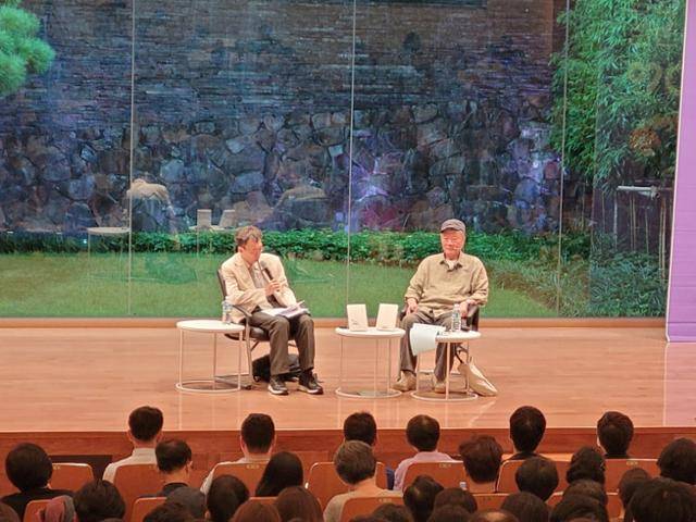 24일 서울 종로구 교보빌딩에서 열린 강연회에서 김훈(오른쪽) 작가가 나남출판사의 박해현 주필과 이야기를 나누고 있다. 나남출판사 제공