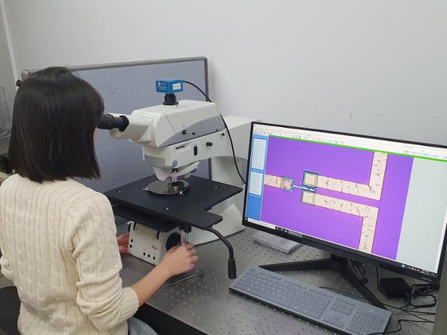 이화여대 학생이 반도체 집적공정을 통해 제작한 최신 트랜지스터의 구조를 분석하고 있다.