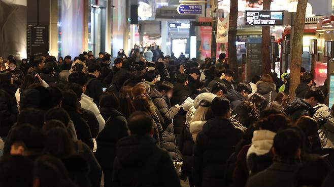 명동입구 정류장에서 퇴근길 오른 시민들 [연합뉴스 제공]