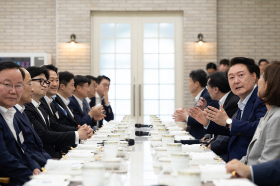 윤석열 대통령이 24일 오후 서울 용산 대통령실 청사에서 한동훈 국민의힘 신임 대표(왼쪽 셋째)와 추경호 원내대표(왼쪽 둘째)를 비롯한 신임 지도부와 만찬 회동을 하고 있다. [사진 대통령실]