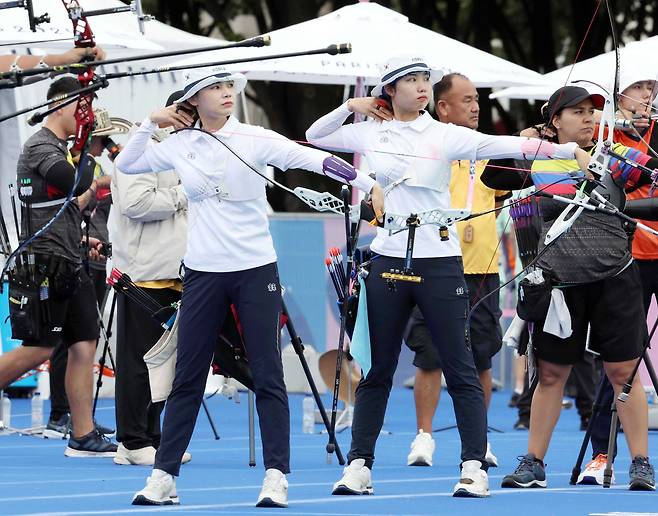 2024파리올림픽 양궁 대표팀 전훈영(왼쪽)과 남수현이 23일(현지시간) 프랑스 파리 앵발리드 양궁경기장에서 훈련을 하고 있다. 올림픽사진공동취재단