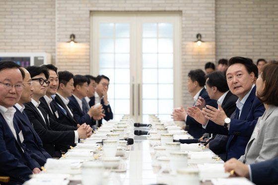 윤석열 대통령이 24일 오후 서울 용산구 대통령실 앞 파인그라스에서 열린 열린 국민의힘 신임지도부 만찬에서 모두발언을 하고 있다. 대통령실