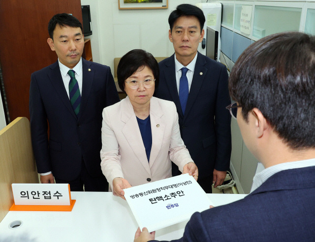 ▲ 25일 오후 더불어민주당 김용민 원내정책수석부대표, 김현 과방위 간사, 한민수 과방위원이 국회 의안과에 방송통신위원장 직무대행(이상인) 탄핵소추안을 제출하고 있다. 연합뉴스
