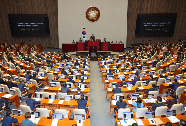 ▲ 우원식 국회의장이 25일 서울 여의도 국회에서 열린 본회의에서 ‘채상병특검법’ 재의결 안건을 상정하고 있다. 연합뉴스