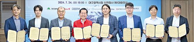 24일 대구시청에서 한국형 인공지능(AI) 반도체 산업 육성을 위한 협약이 이뤄졌다. 왼쪽부터 정무경 디노티시아 대표, 신동주 모빌린트 대표, 홍원화 경북대 총장, 홍준표 대구시장, 백준호 퓨리오사AI 대표, 김녹원 딥엑스 대표, 김주영 하이퍼엑셀 대표, 김형준 아토리서치 부사장.  대구시 제공