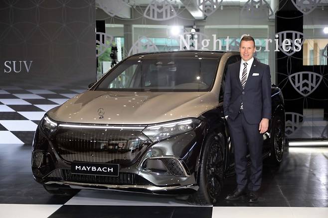 마티아스 바이틀 메르세데스-벤츠 코리아 대표가 마이바흐 EQS 680 SUV 나이트 시리즈 옆에서 기념 촬영을 하고 있다(메르세데스-벤츠 코리아 사진 제공)