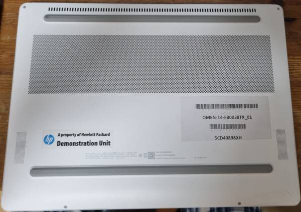 HP 오멘 14 슬림 본체 뒤면의 송풍구. 성능이 강력한 만큼 발열 제어도 활발하다. 정옥재 기자