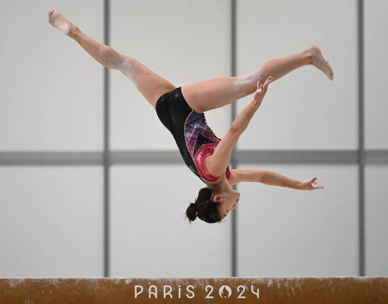 The Korean women's gymnastics team trains at the Le Bourget International Broadcasting Center in Paris on Monday. [JOINT PRESS CORPS]