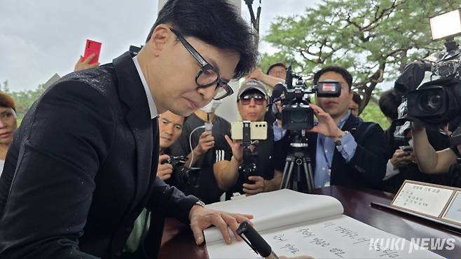 한동훈 국민의힘 당대표가 24일 서울 동작구 국립서울현충원에 참배를 하기 위해 방문했다. 사진=임현범 기자 