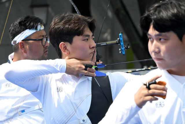 한국 남자 양궁대표팀 김우진(왼쪽부터), 김제덕, 이우석이 24일(현지시간) 프랑스 파리 앵발리드에서 훈련하고 있다. 파리=윤웅 기자