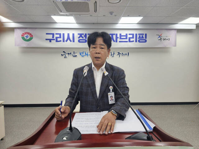 여호현 구리시 도시개발교통국장이 25일 종합상황실에서 기자브리핑을 열고 지하철 8호선 연장구간 등을 설명하고 있다. 권순명기자