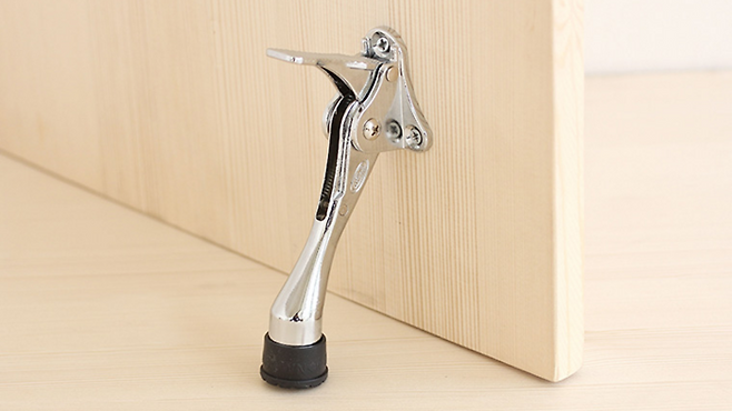 인테리어 관련 온라인 플랫폼에서 판매 중인 도어스토퍼. 제품명은 무려 ‘페달식 도어 스토퍼(4color) 말발굽 도어스톱 도어스토퍼’다. 제품 작명계의 김수한무거북이와두루미삼천갑자동방삭… 수준이다. 정확한 우리말 이름이 없다 보니 어떻게든 검색이 가능하도록 온갖 이름을 다 갖다 붙인 탓이다. [사진 출처=문고리닷컴]