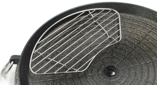 이름만 바꾸고 고깃집에 취직한 돈가스망. 이제는 정체를 숨기지도 않는다. [사진 출처=delki]