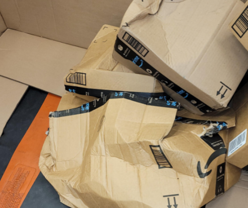 택배 상자(였던 것). 아마존은 그 어떤 값비싼 물건도 부실한 골판지 상자와 대충 구겨 놓은 종이 완충재로 대충 포장해서 보내는 쿨한 구석이 있다. 카메라 렌즈도, 한정판 블루레이도 가차 없다. 하지만 북미 지역 대표 배송 업체인 UP*·페덱*에 비하면 양반이라는 게 업계의 정설이다. [사진 출처=인터넷 커뮤니티]