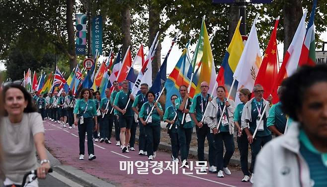 2024파리올림픽을 이틀 앞둔 24일 오후(현지시간) 프랑스 파리 에펠탑 인근에서 개막식 사전연습이 진행된 가운데 기수들이 올림픽 참가국의 국기를 들고 이동하고 있다. 2024.7.24 파리=이충우기자